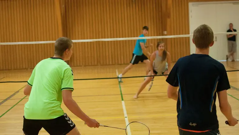 AU_billede-med-grafik-i-baggrund