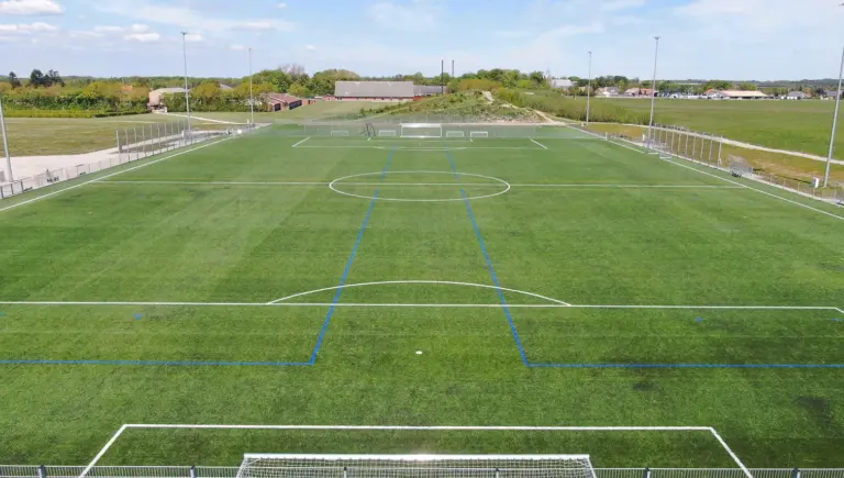 AU_billede-med-grafik-i-baggrund_fodbold4